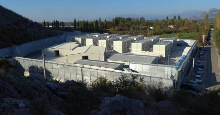 Migrants in Albania, 9 million for 300 agents in four-star hotels