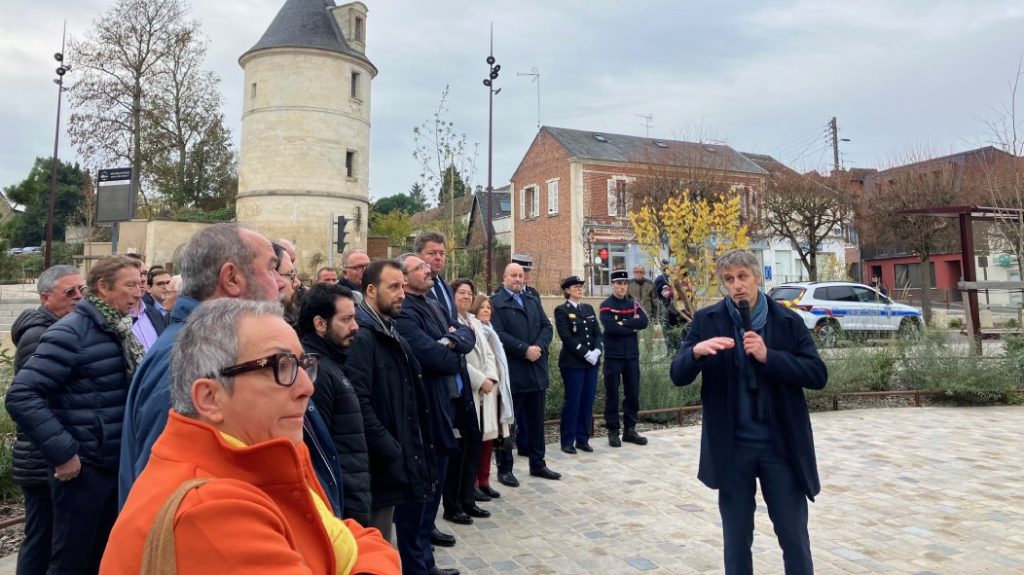 Philippe Caplet (at the microphone) presented the new town center of Méru to the elected officials of Oise.