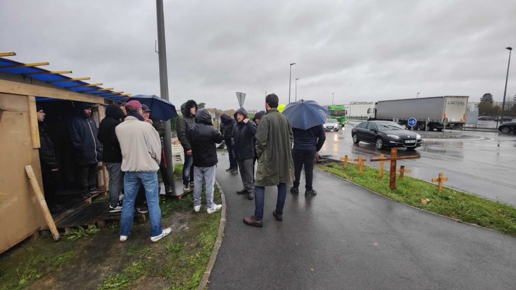 Photo of employees discussing with AGCO and Gima HR managers before the blockade is lifted.