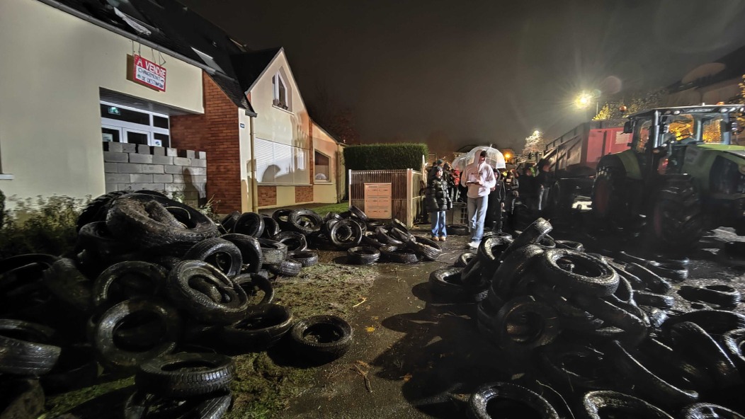 Manure and tires were dumped in front of the Beauvais OFB premises. (Photo Oise Hebdo)