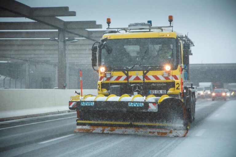 Snow in Sainte-Geneviève. The salt spreader out of service after an accident