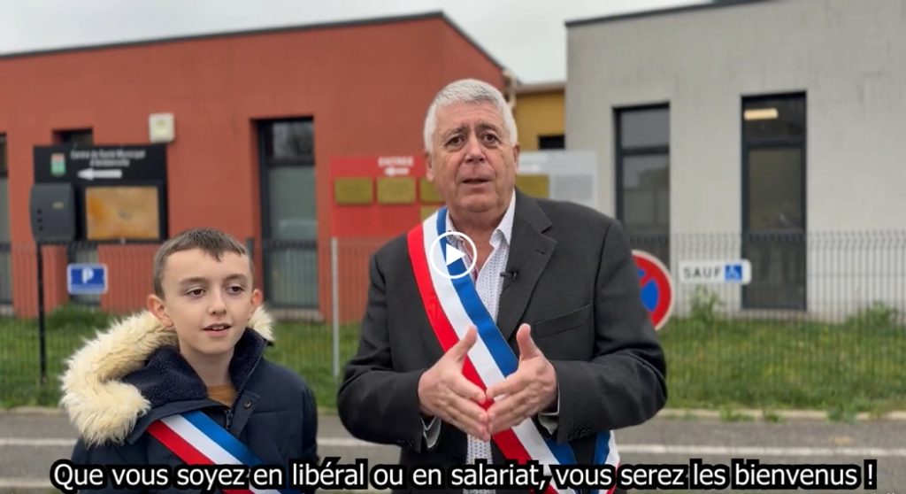 The mayor of Amblainville and the children's mayor played the game for the video. (Screenshot)