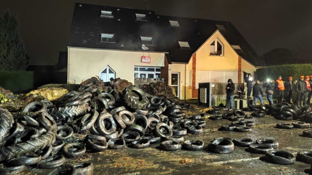 The premises of the French Biodiversity Office (OFB) in Beauvais were walled up by angry farmers this Monday, November 18. (Photo: Oise Hebdo)