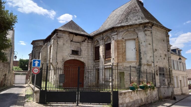Noyon. Sale of municipal heritage: big nonsense!