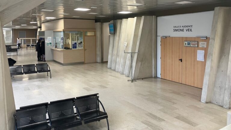 Meru. At 24, he threatens his mother with a pair of scissors to get 10 euros