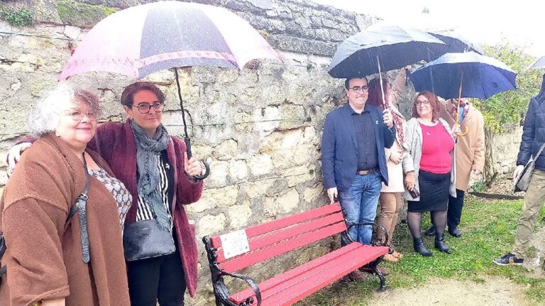 Compiègne. A red bench to symbolize violence against women, inaugurated at Songeons Park