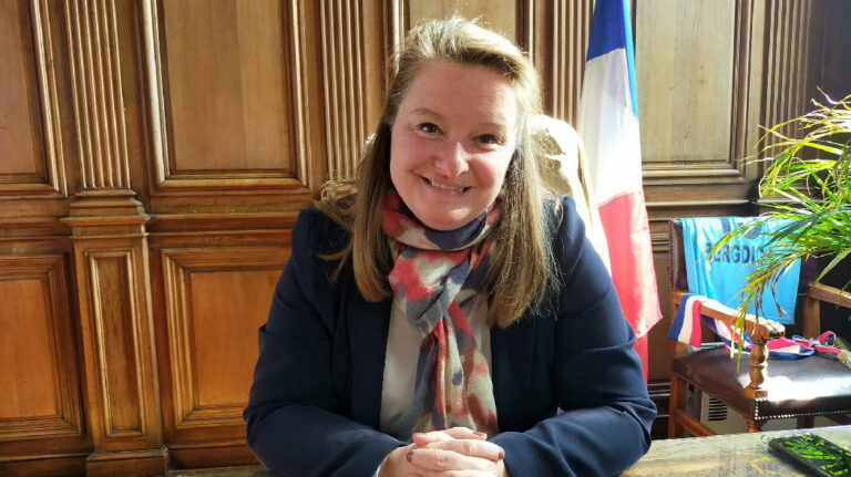 Compiègne. The 1st deputy Sophie Schwarz distributes a leaflet for her ten years as town hall and triggers the wrath of her colleagues