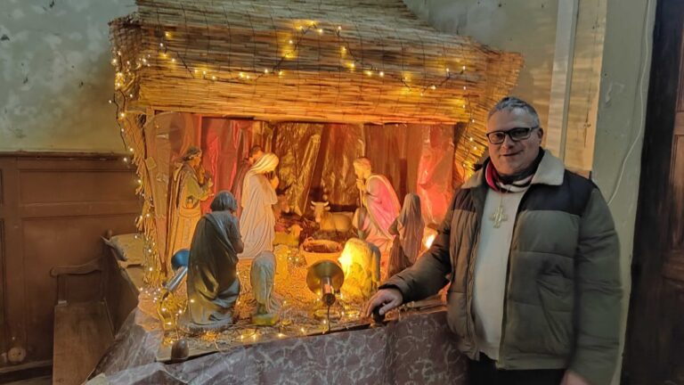 Haudivillers. A faithful installs a large nativity scene in the small church