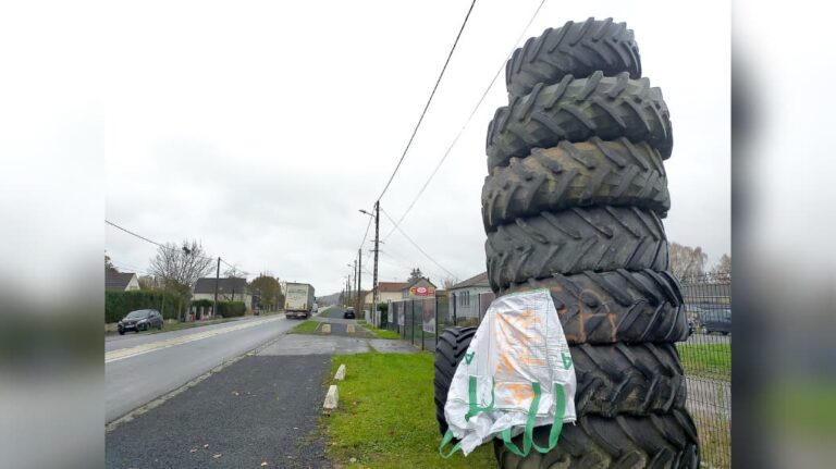 Trosly-Breuil. The radar covered with tractor tires