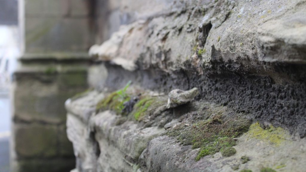 The walls of the Neuilly-en-Thelle church are crumbling.