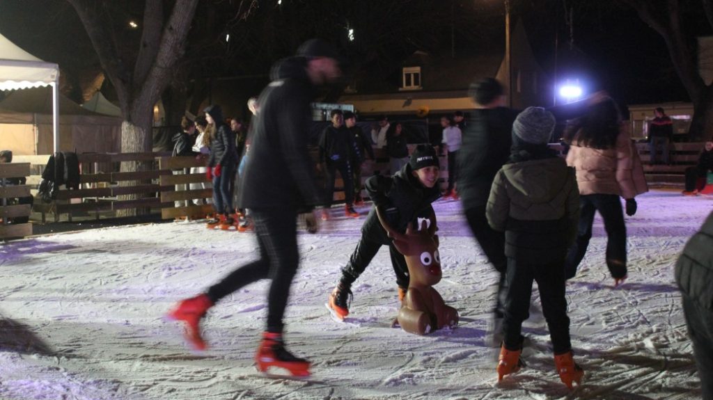 Young and old can still enjoy the ice rink installed on Place Charles-de-Gaulle until January 5.