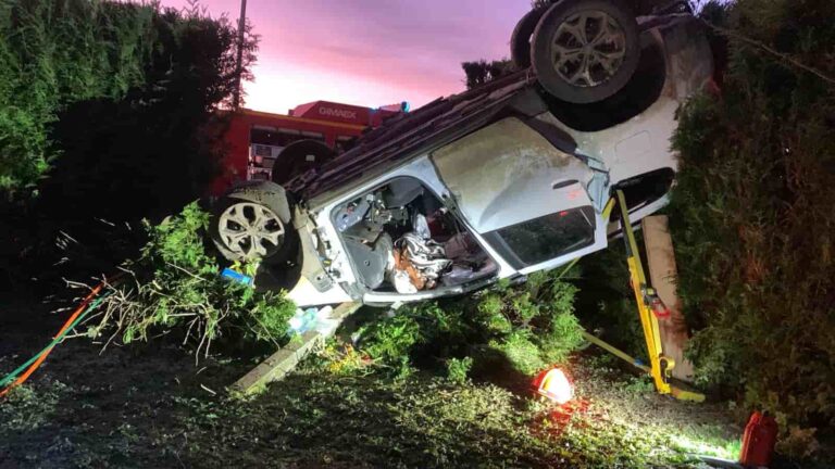 Ressontois. After leaving the road, his car ends up on its roof, seriously injuring him