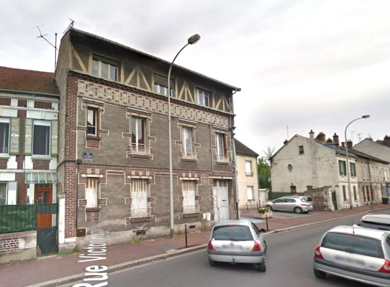Jean-Claude Villemain, mayor of Creil, sells off two new buildings in the city
