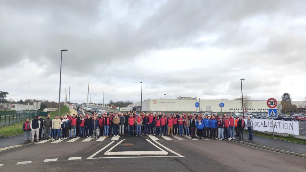 Photo of employees mobilized at the entrance to the Avenue Blaise-Pascal bridge this Tuesday in Beauvais. 