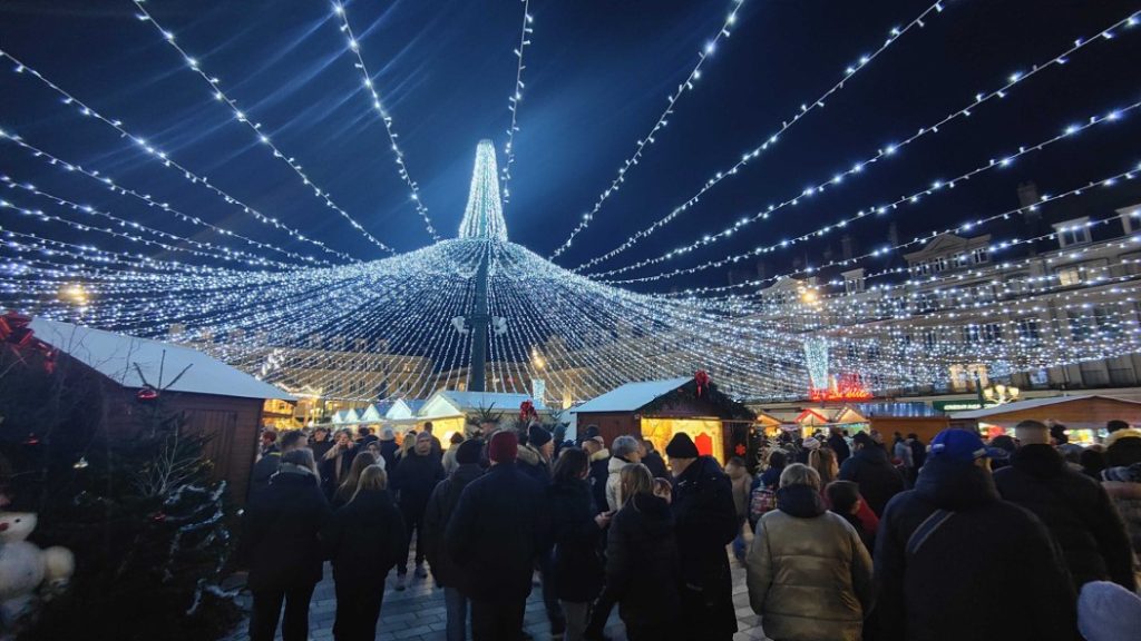 Photo of the crowd under the lights of the Christmas market in Beauvais this Friday, December 6.