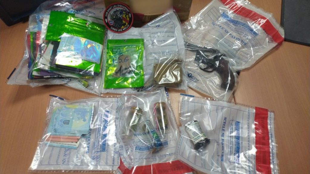 A weapon, drugs and packaging material were seized by the police. (Photo: Oise Gendarmerie)