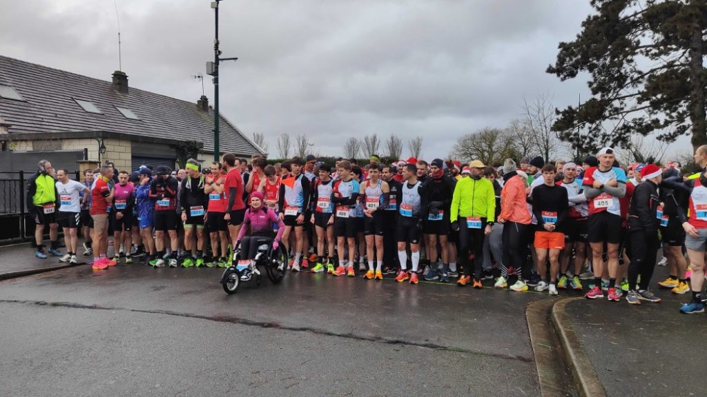 Photo of the runners on the line, before the start. They are cold.