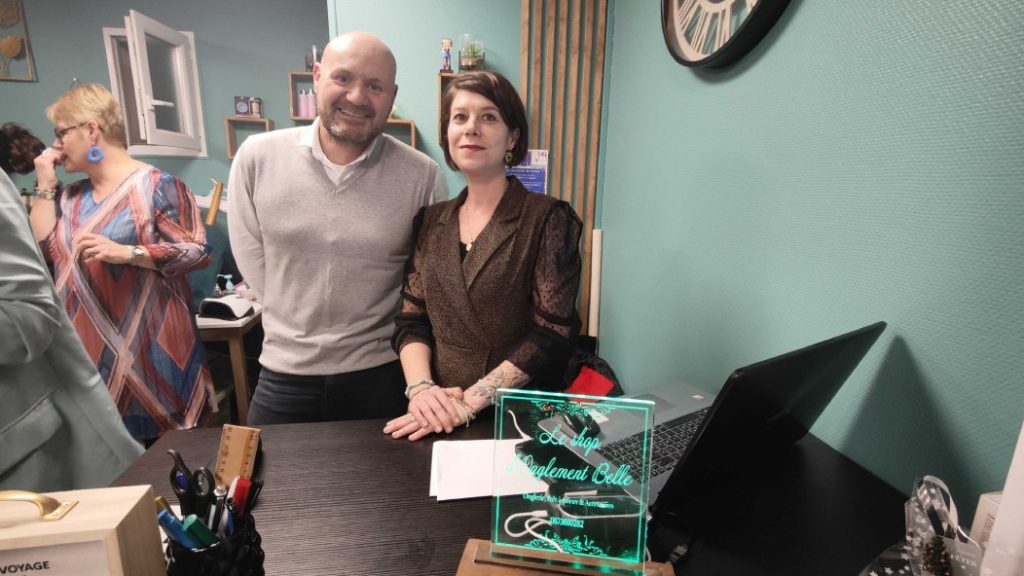 Photo of Grégory Palandre and Marie Robert behind the Onglement Belle counter.