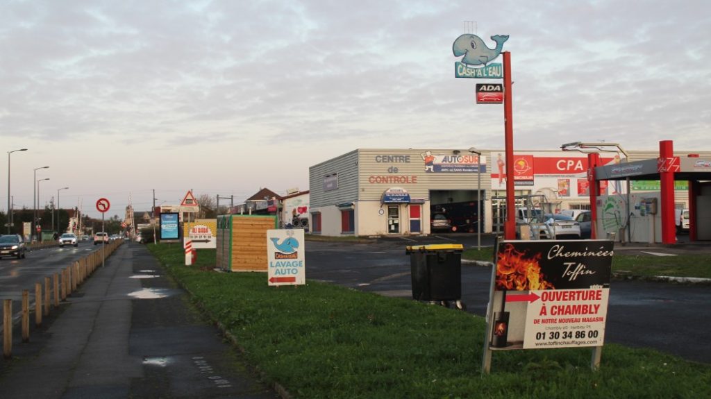 Chambly, Beaumont road. As in many cities, advertising devices abound along the roads.