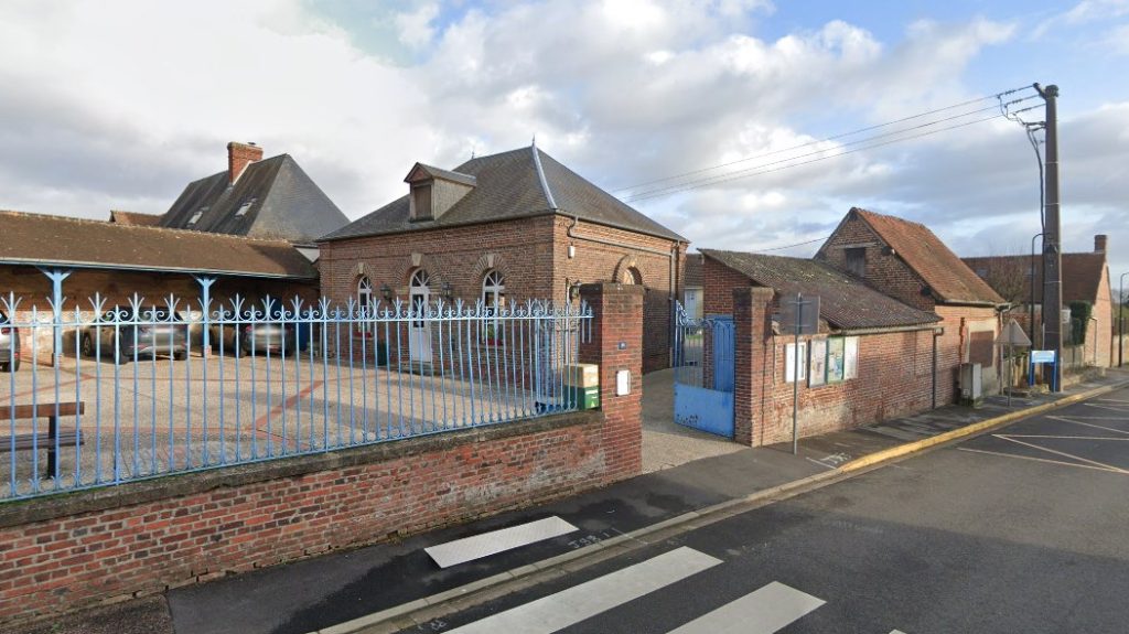 Photo of the La Houssoye village hall.