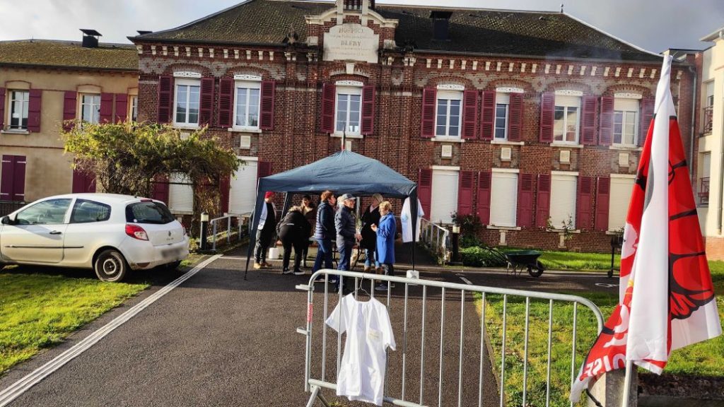 Photo of the people gathered on the stand in front of the Marseille-en-Beauvaisis nursing home.