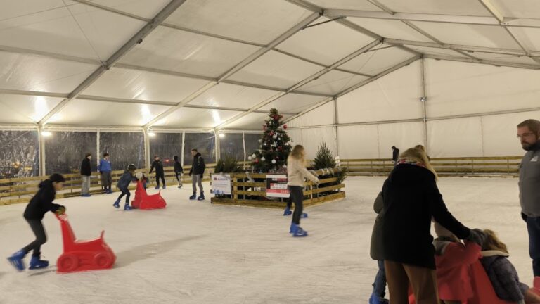 In Crépy-en-Valois, the ice rink takes up winter quarters on the Place de la République
