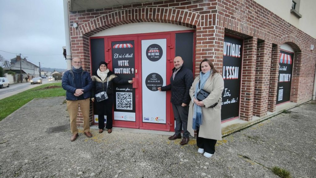 Photo of the mayor, Vanessa Foulon, the director of the SA HLM in front of the local Boutique à l'Essay in Rochy-Condé.