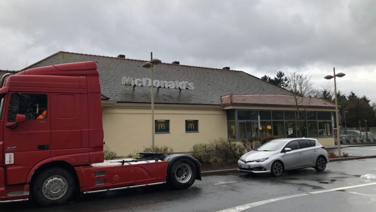 A 38-year-old man died of a heart attack while having lunch at McDonald’s in Senlis