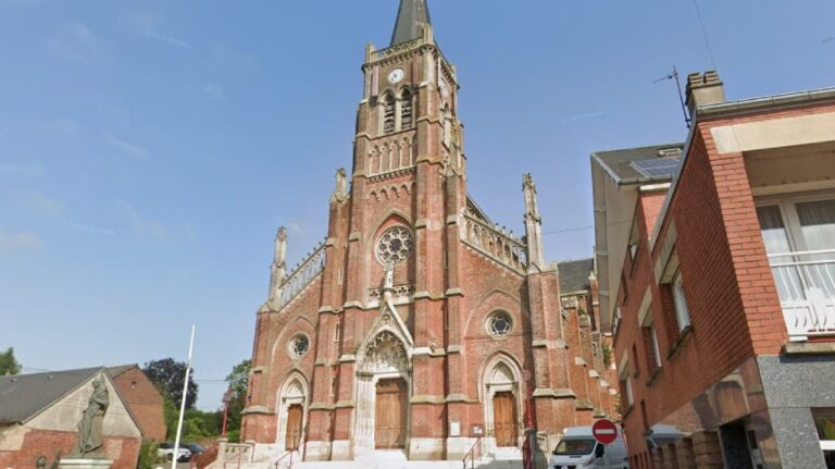 Saint-Just-en-Chaussée. Emergency work on the church tower on December 24
