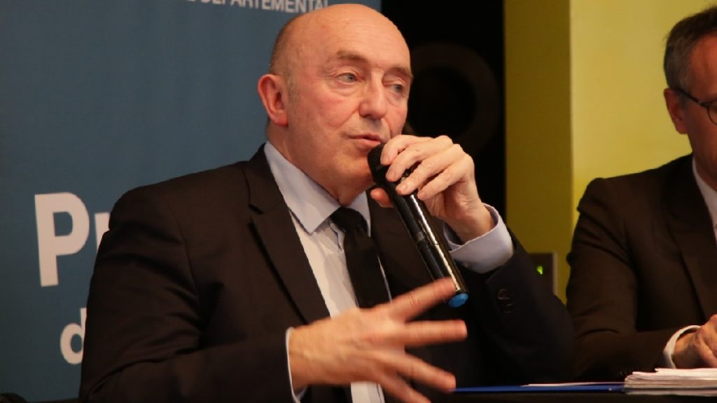 Photo of Stéphane Haussoulier speaking into a microphone.