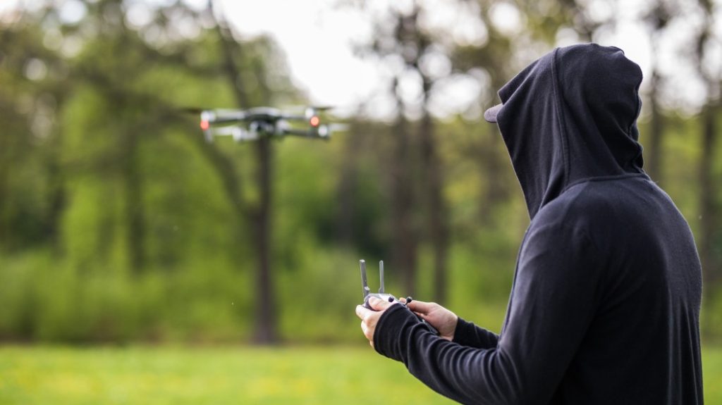 One of the defendants was trying to deliver phones or drugs to Beauvais prison, via a drone. (Photo illustration diana.grytsku Freepik)