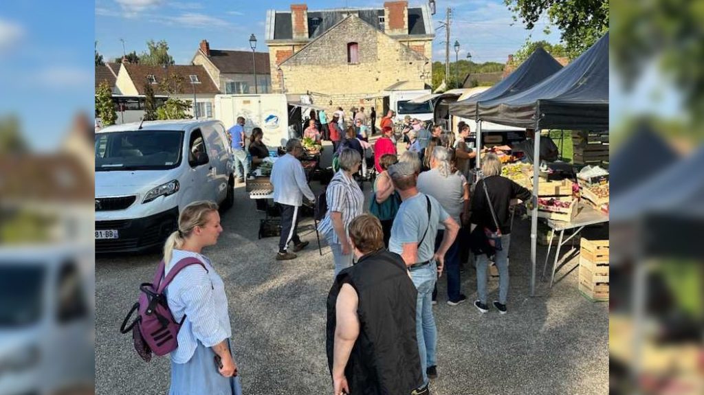 Photo of the queue of customers in the Ully-Saint-Georges market.