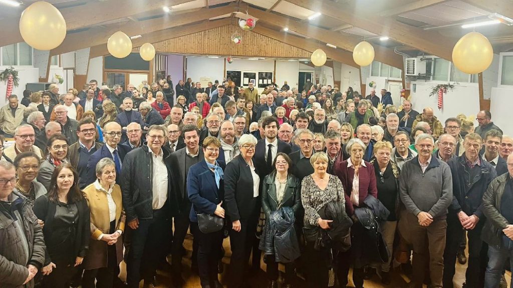 Group photo in the Troissereux village hall with Victor Habert-Dassault among his supporters.