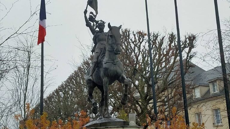 Compiègne-Margny station. A budget of 120,000 euros planned to move and promote the equestrian statue of Joan of Arc