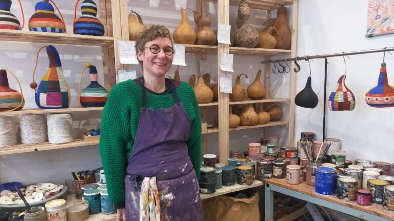 Compiègne. The designer Sarah Morin “grows lamps” in her workshop, from gourds