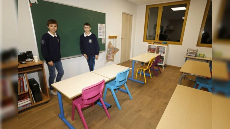 The Saint-Ouen Cross. “Classes of 19 students maximum” at the International Open School