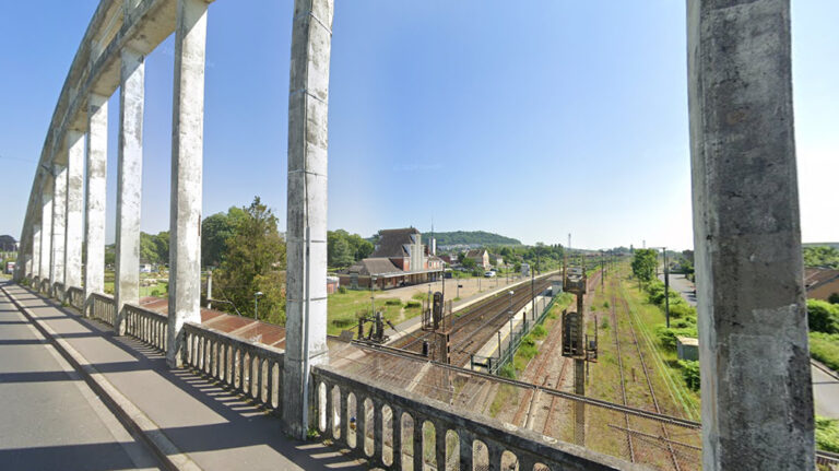 Noyon. He attempts suicide by jumping from the station bridge and is rescued by two young people