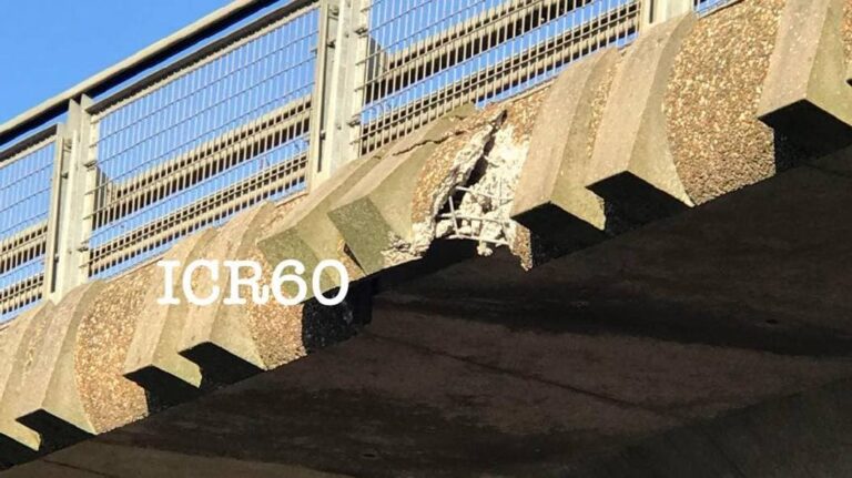 RN31 bridge damaged in Venette. “A truck loaded with scrap metal hit him,” says a witness