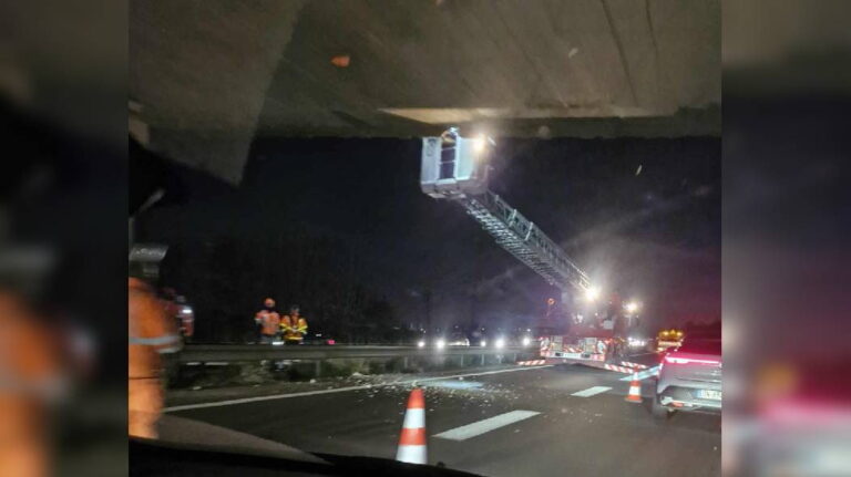 Venette on the RN31. Intervention in progress for a concrete block that threatens to fall from a bridge