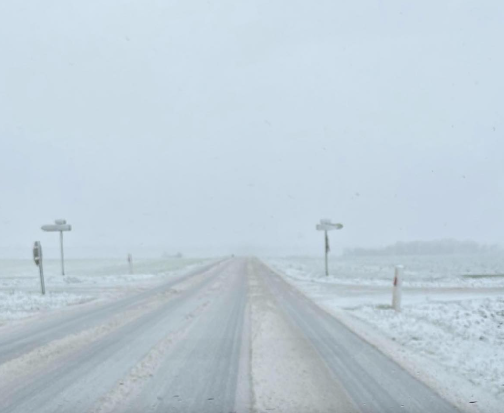 On the road between Marseille-en-Beauvaisis and Feuquières, the road is well covered in snow. (Photo Info Circulation/Radar 60)