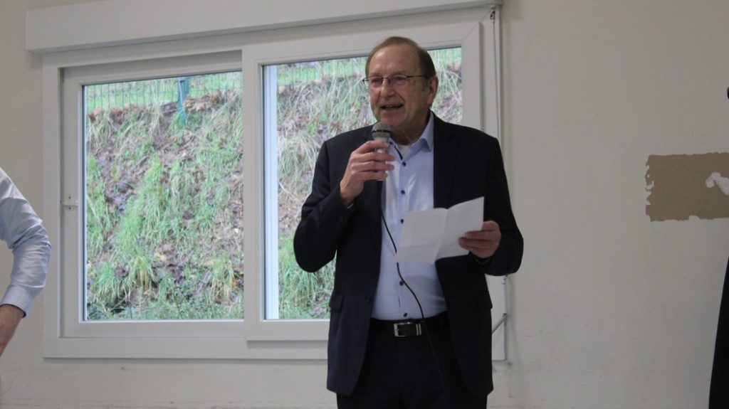 The young politician is supported by Hervé de Deroy, a former head of the Méruvian socialist list.