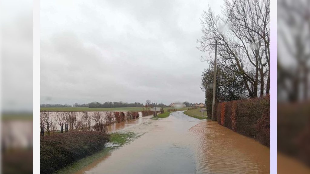 Between Grandvilliers and Sarnois, the road was well flooded this Thursday, January 30 in the morning. (Photo: ICR60)