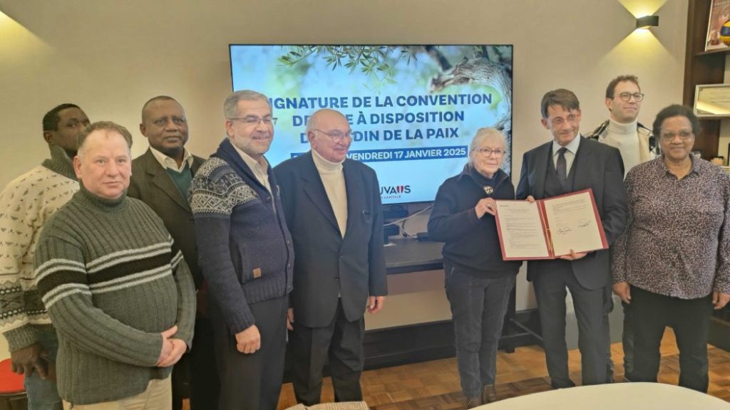 Photo of religious representatives in the mayor's office with Franck Pia, deputy Jacqueine Ménoubé and the president of the Peace Garden.