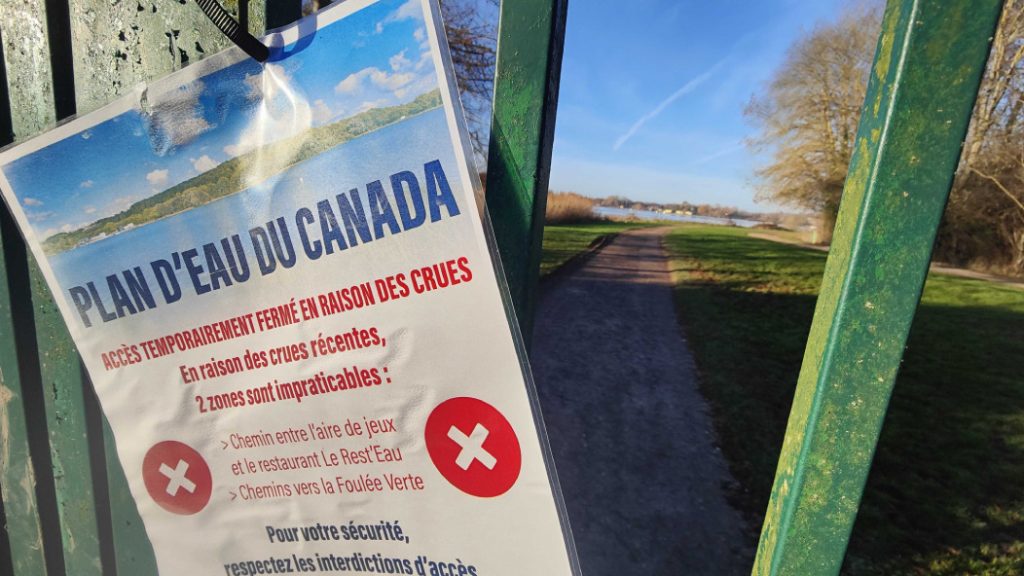 Photo of the sign hanging on the closed gate which indicates why the Canadian water body is closed in Beauvais.