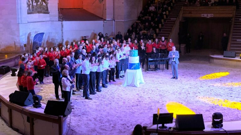 For its 30th anniversary, the Community of Communes of the Cantilienne Area set fire to the Grandes écuries de Chantilly