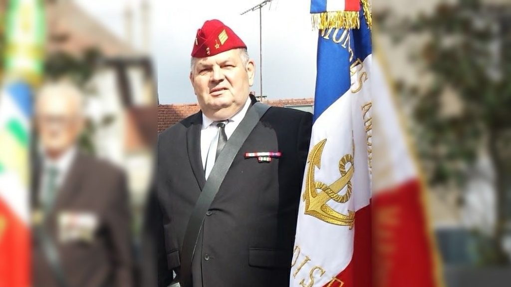 Photo of Patrice Andrevon with his red Spahis beret and the French flag of the former sailors.