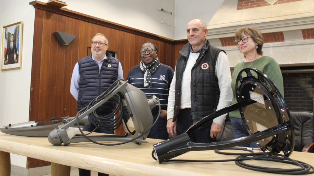 David Lazarus, mayor of Chambly, Viviane Akakpovi, municipal councilor, Marc Virion, deputy mayor for technical services, and Marie-France Serra, first deputy in charge of major projects, present the new LED street lamps.