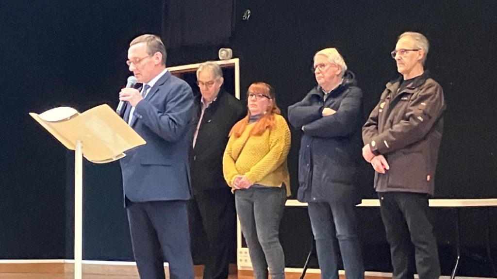 Pascal Auger, mayor of Sérifontaine, surrounded by part of his municipal council, presented his wishes to the population on Saturday January 11. He announced that he wanted to continue investing to lower energy bills.