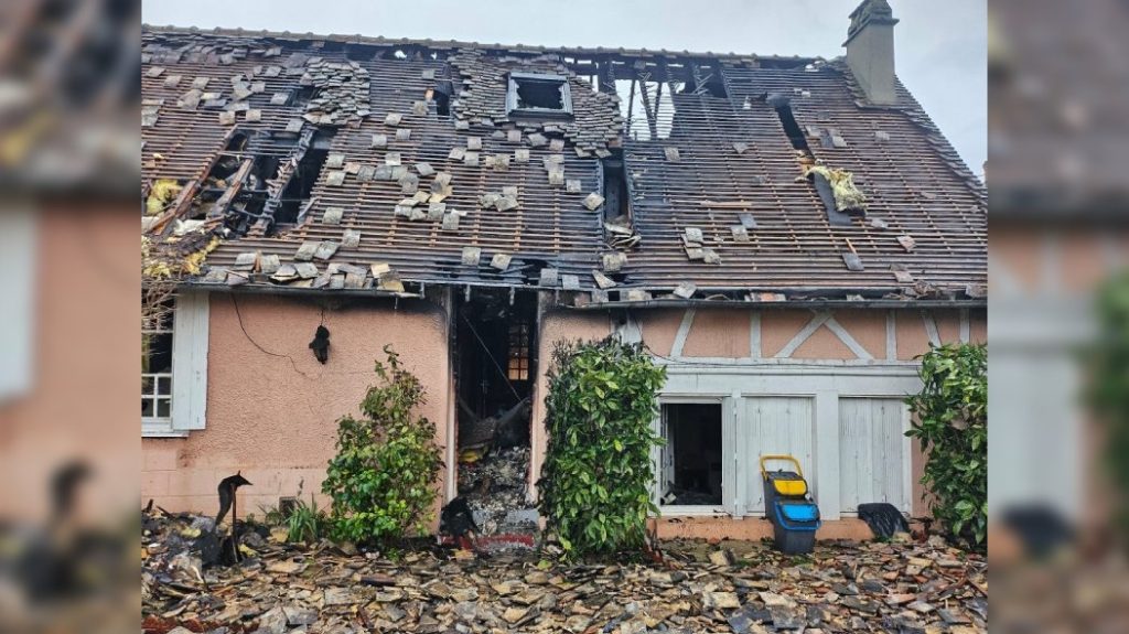 The house, located rue Camille-Pissarro in Éragny-sur-Epte, was completely destroyed in the fire. (Photo DR)