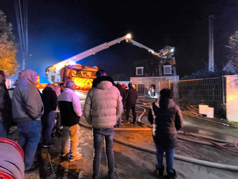 Cinqueux. The roof of a house catches fire